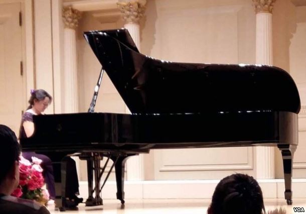 Anni Zhang performing at Carnegie Hall in New York, 12/18/16. Photo credit: Voice of America